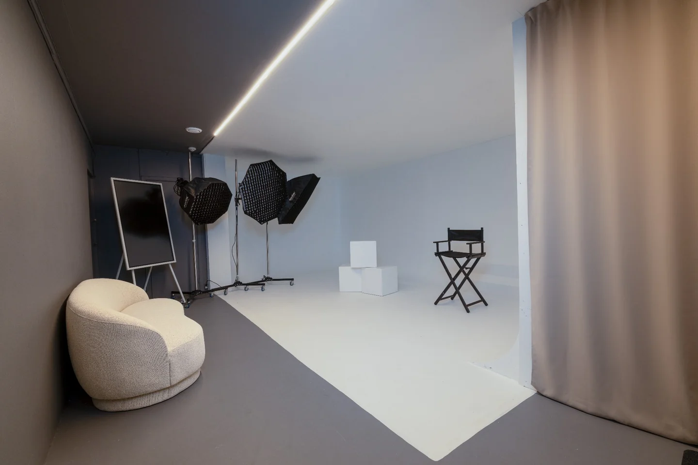 Apex sitt eget fotostudio med lysutstyr, hvit bakgrunn og plass til produksjon