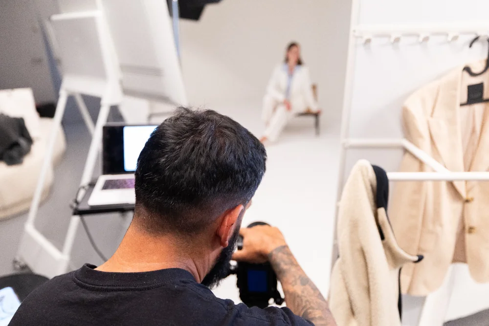 Fotograf i arbeid foran modellen og studiobelysningen