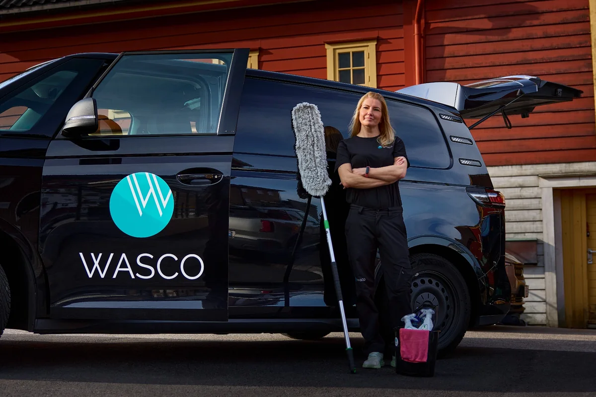 Medarbeider med rengjøringsutstyr ved Wasco sin bil